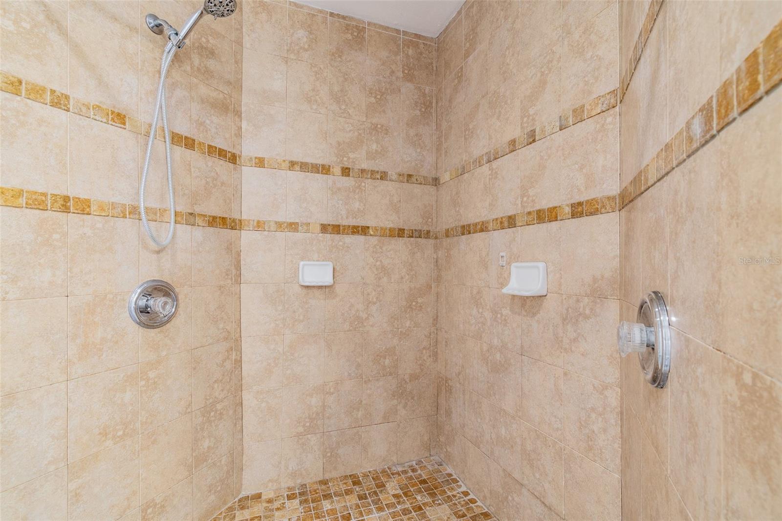LE CLARE SHORES - Residential Lease