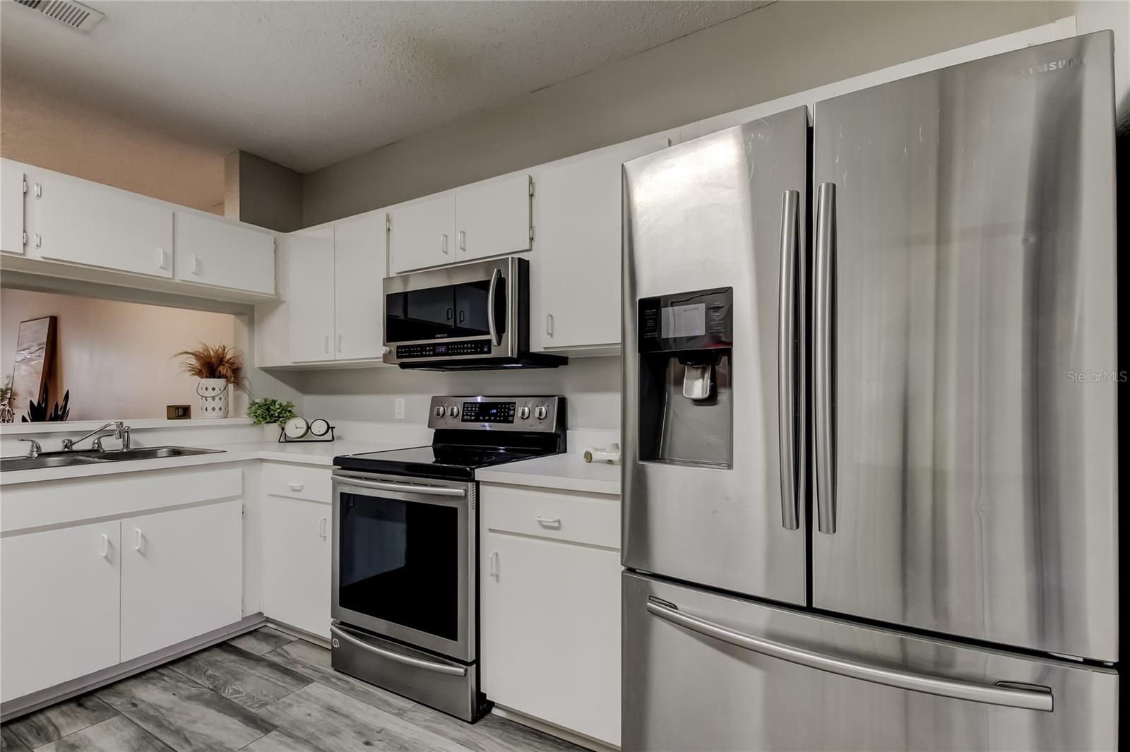 BERKELEY SQUARE - Residential