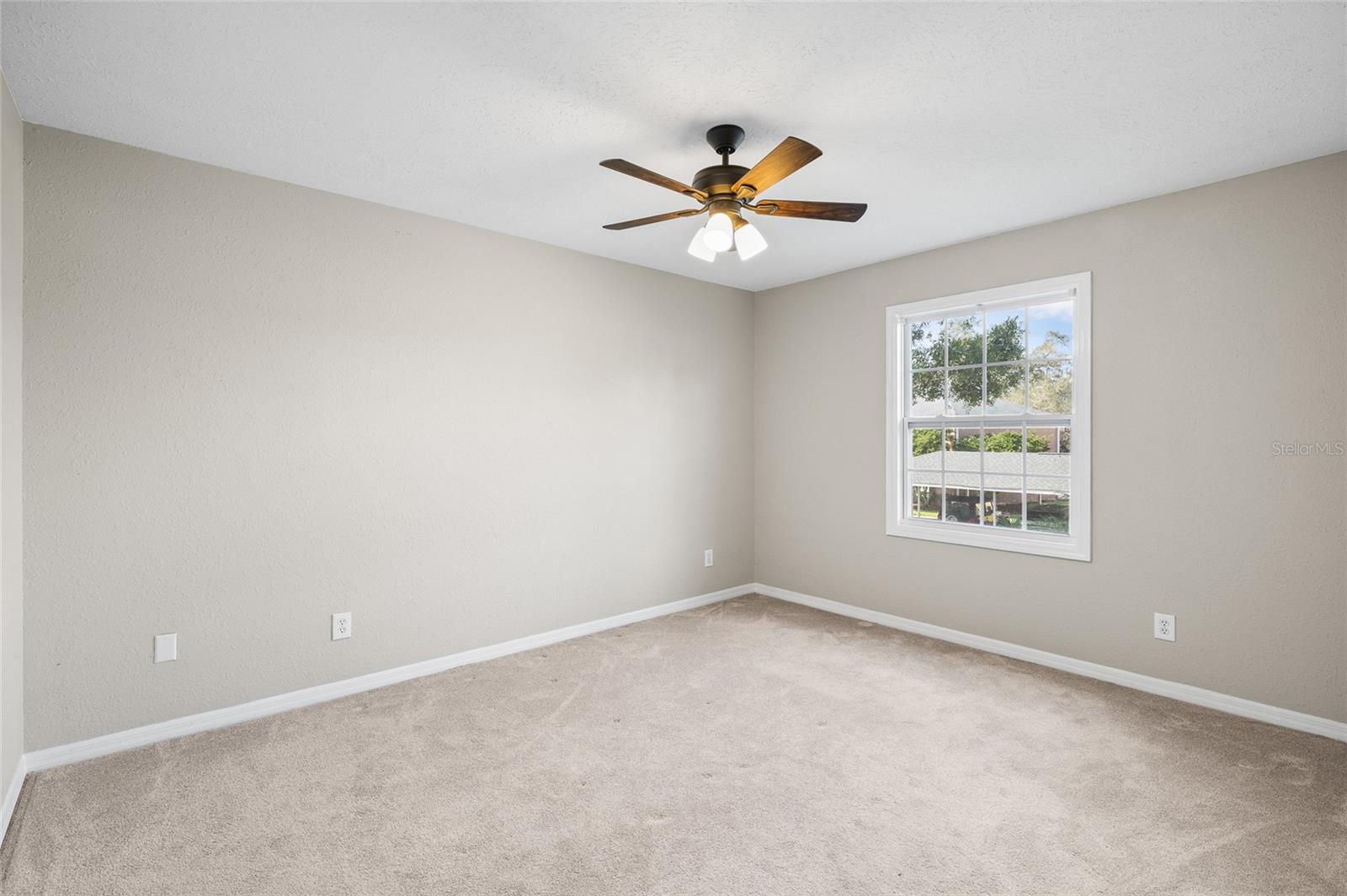 WHISPERING OAKS - Residential