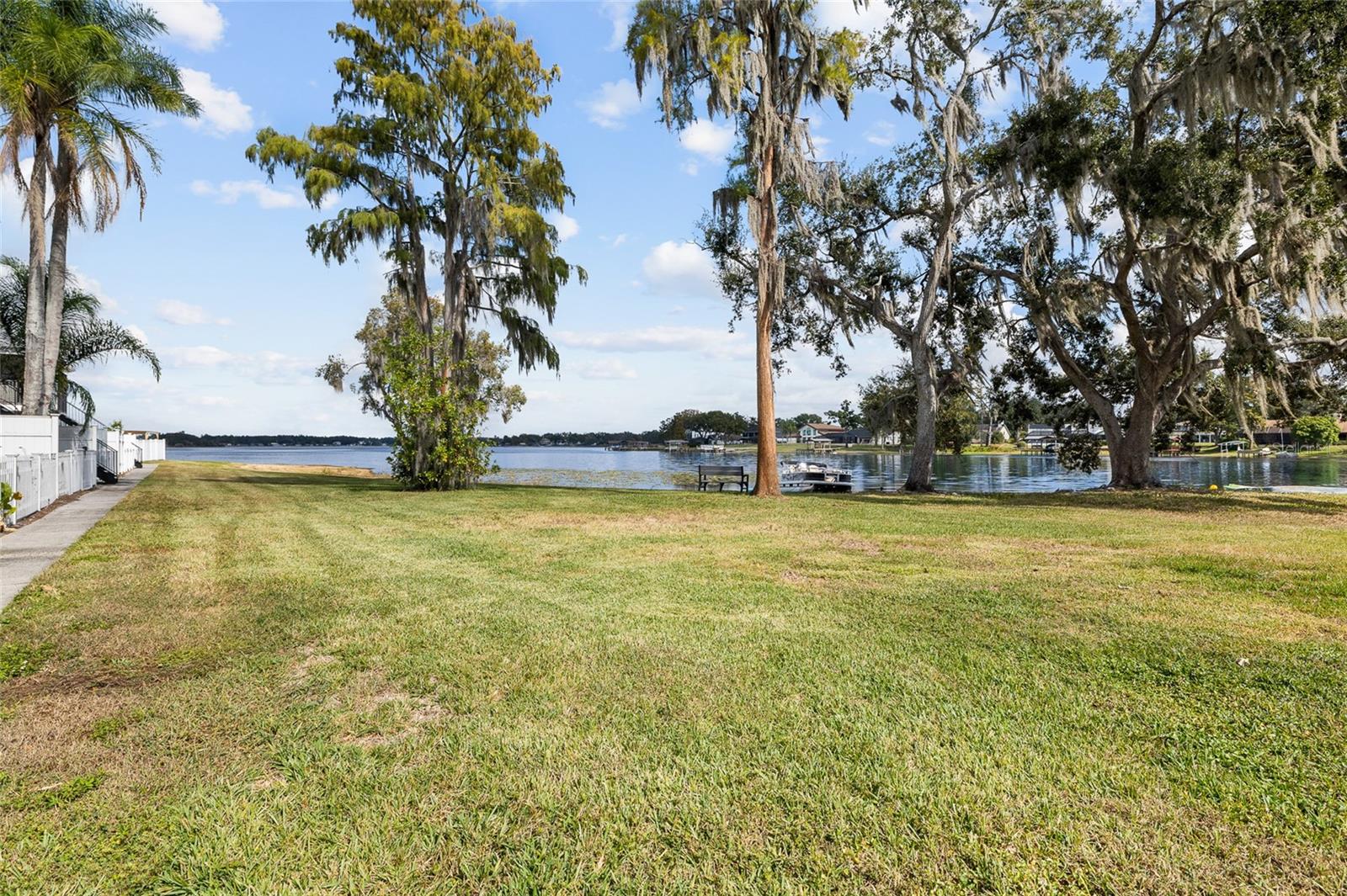 WHISPERING OAKS - Residential