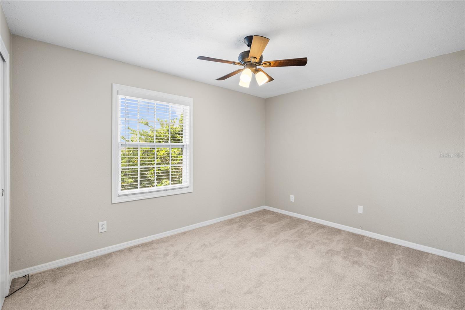 WHISPERING OAKS - Residential