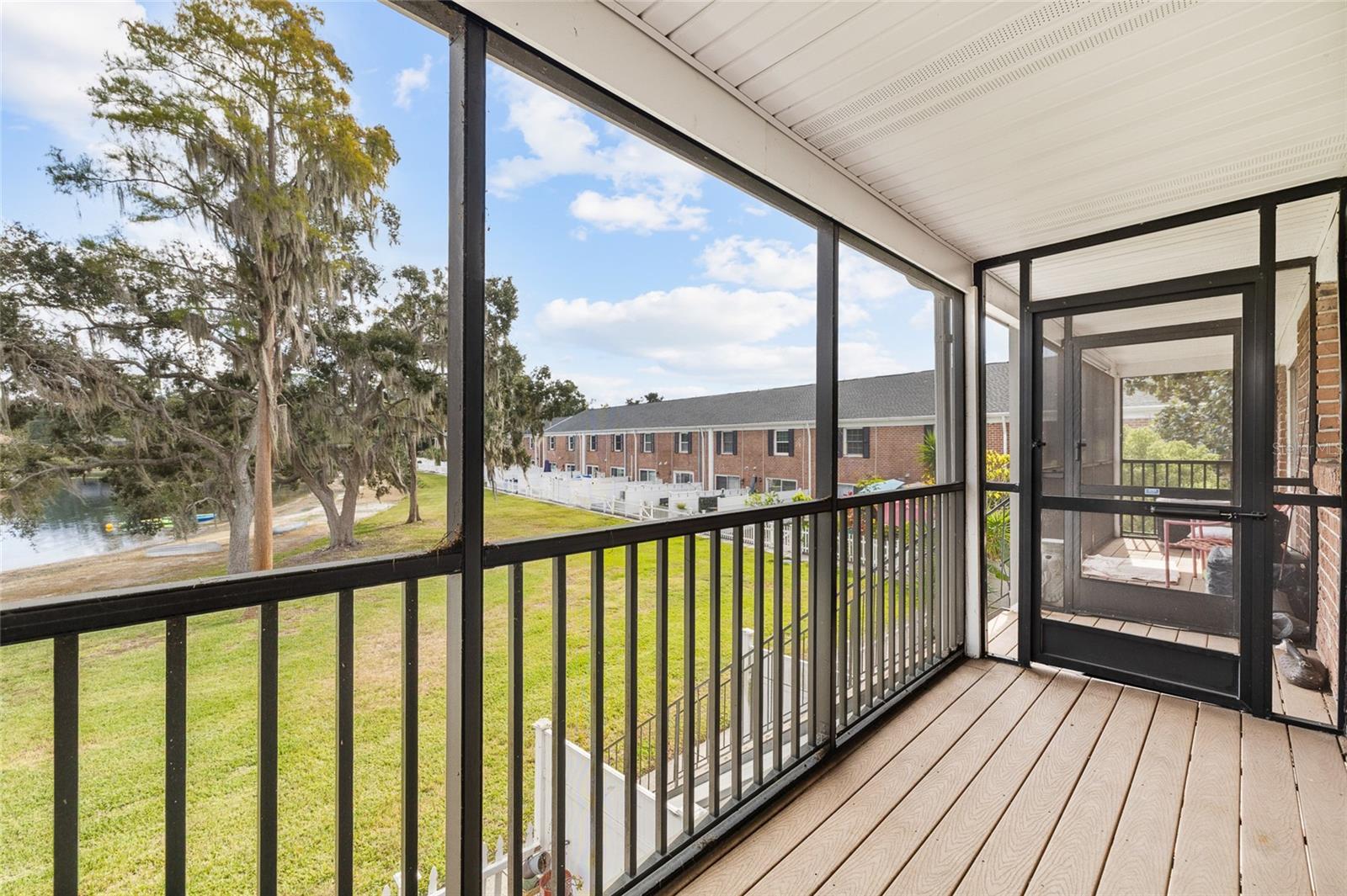 WHISPERING OAKS - Residential