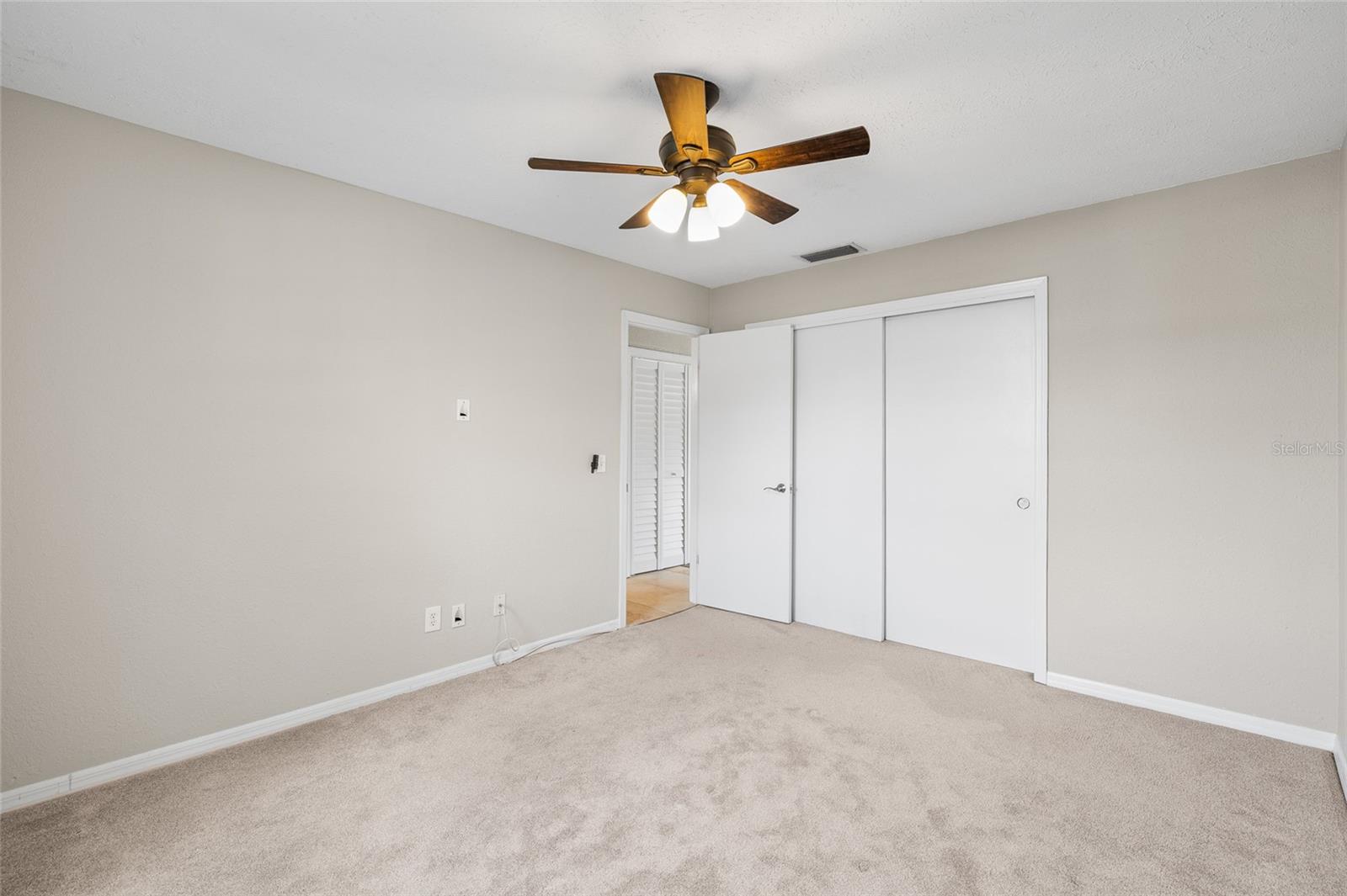 WHISPERING OAKS - Residential