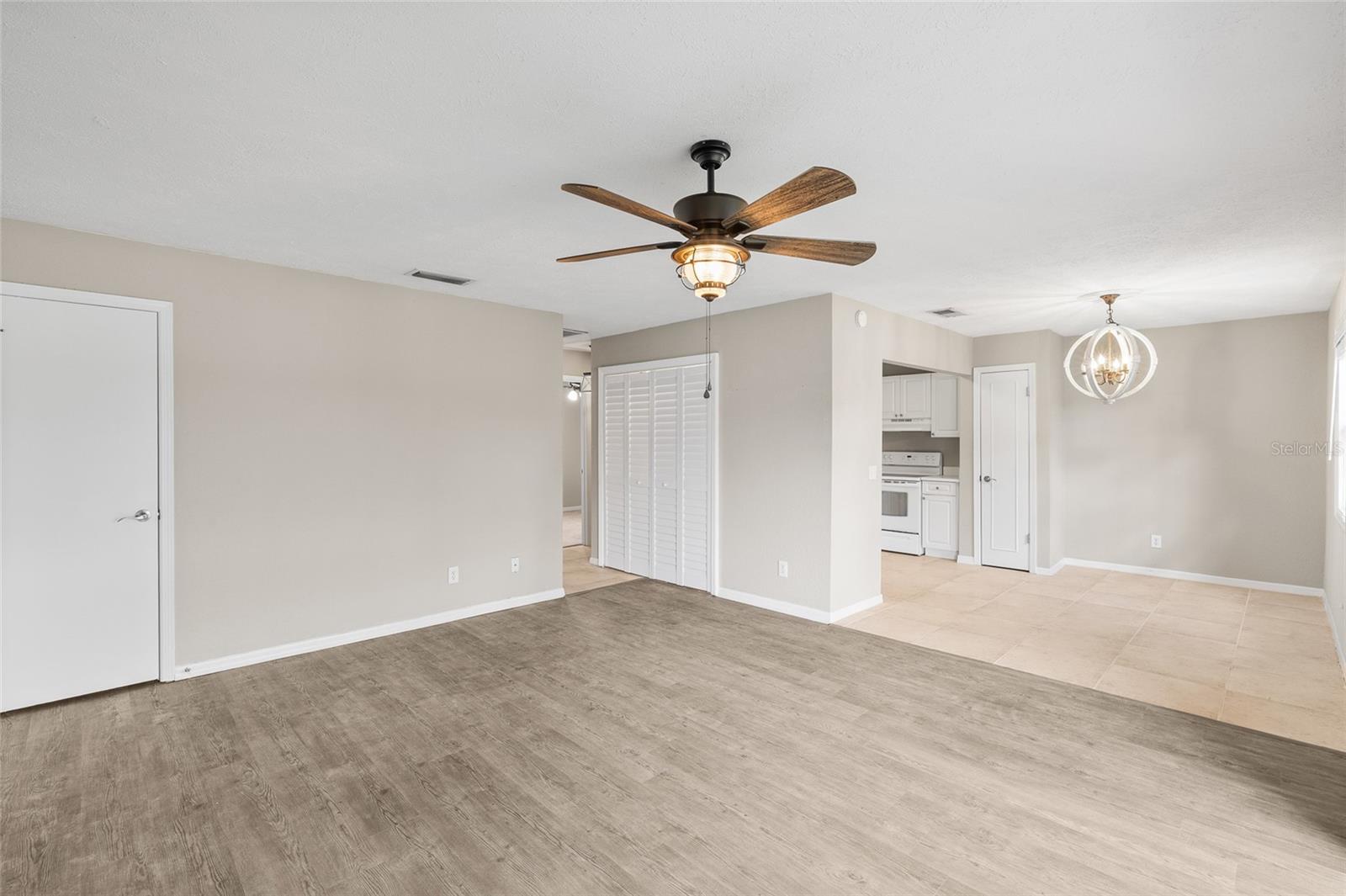 WHISPERING OAKS - Residential