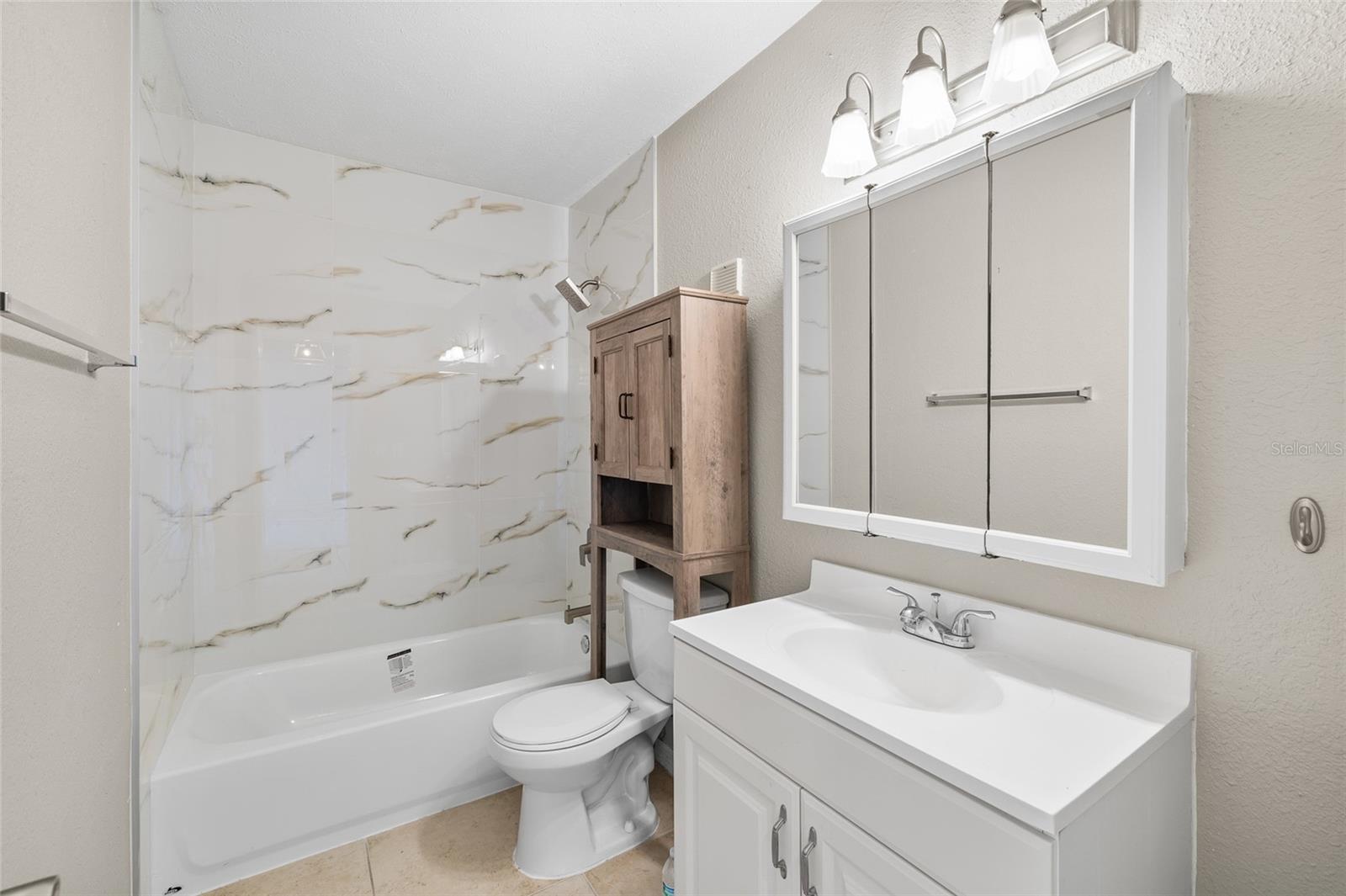 WHISPERING OAKS - Residential