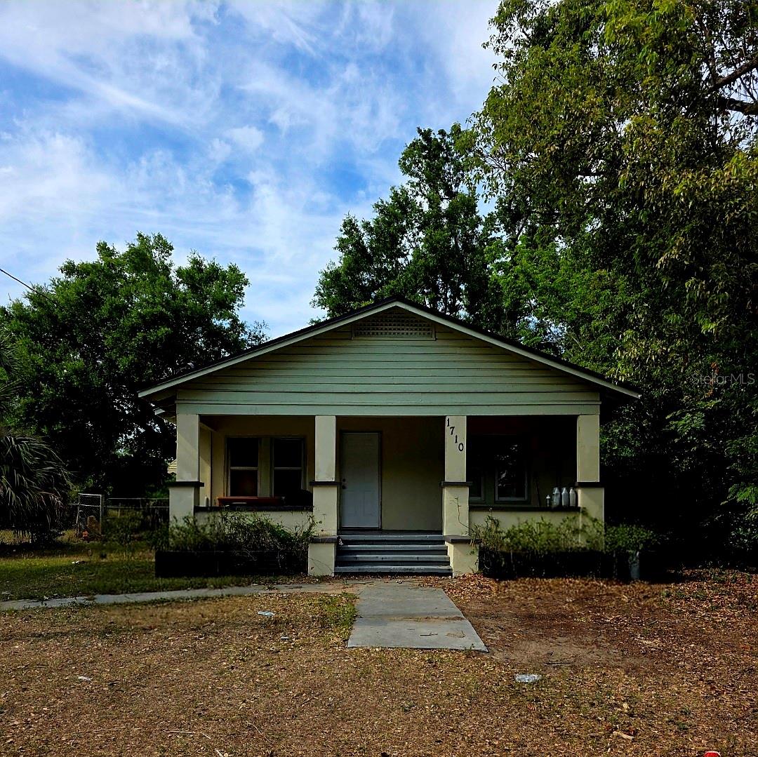 Discover this charming 2-bedroom, 1-bathroom home, ideally situated in the heart of Bartow, Florida. Perfect for those looking to downsize, invest, or embark on their homeownership journey, this property offers a blend of comfort and convenience.
Key Features:
Cozy Living Space:
Enjoy a welcoming atmosphere with a well-designed layout that maximizes space and functionality.
Ideal Location: Nestled in a friendly neighborhood, close to local amenities, schools, and parks.
Versatile Potential: Whether you're seeking a starter home, a downsizing option, or a lucrative investment property, this home fits the bill.
Don't miss out on this fantastic opportunity to own a piece of Bartow's charm. Schedule a viewing today and envision the possibilities!