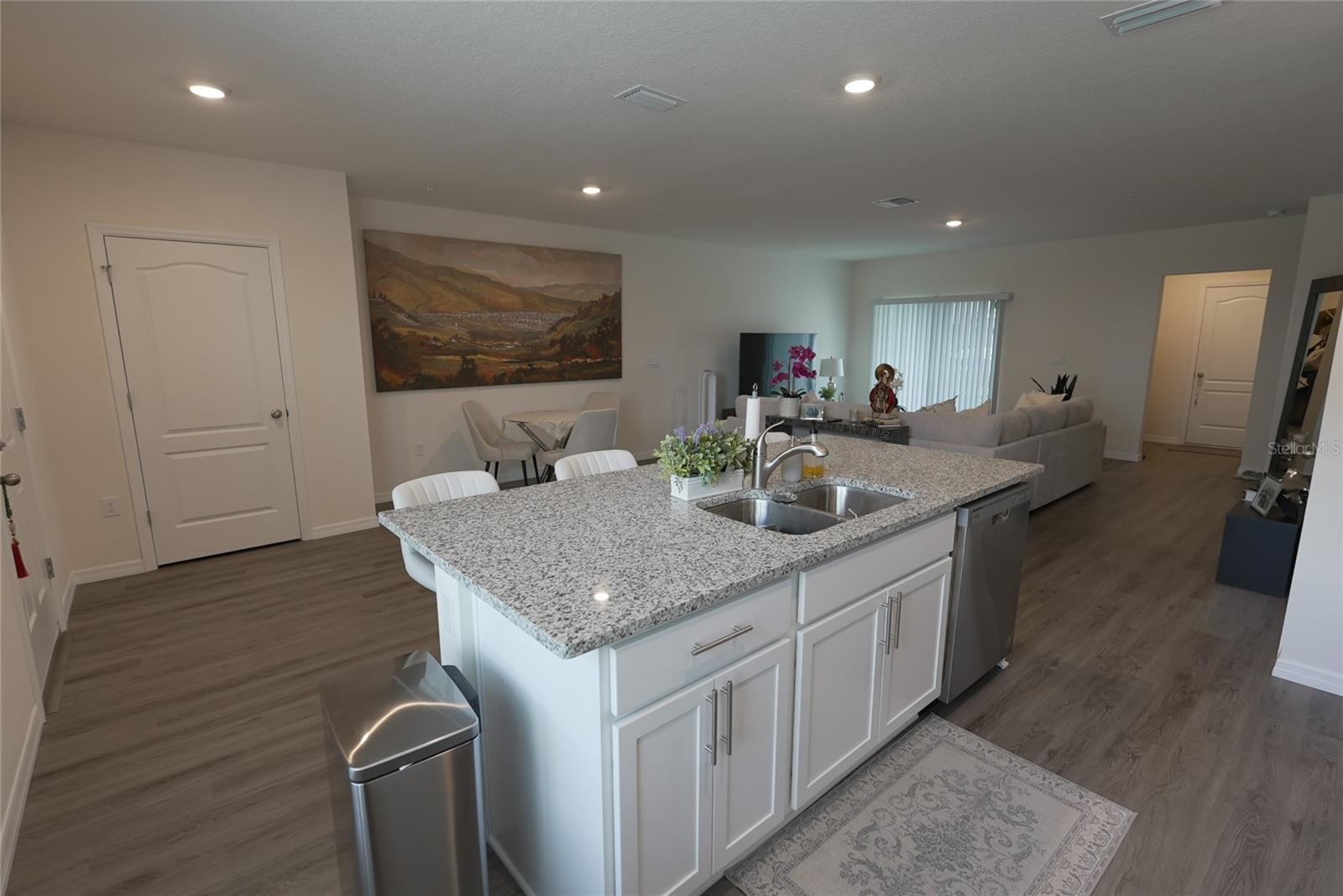 SOUTH MEWS/AVIAN POINTE - Residential Lease