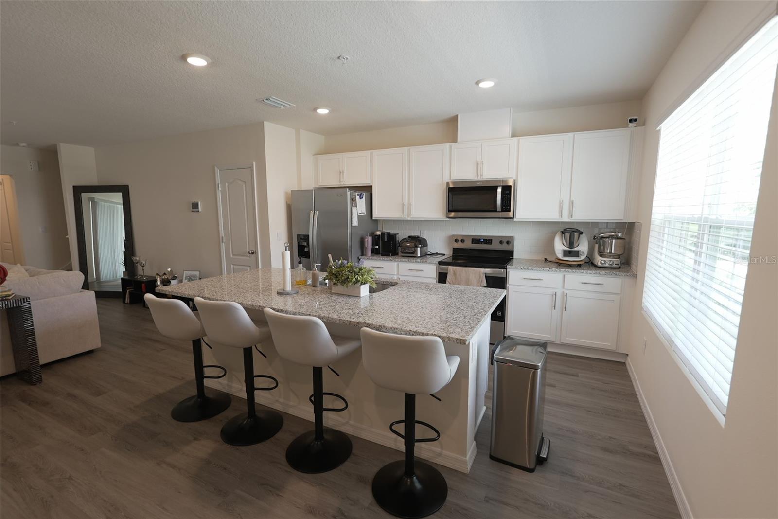 SOUTH MEWS/AVIAN POINTE - Residential Lease