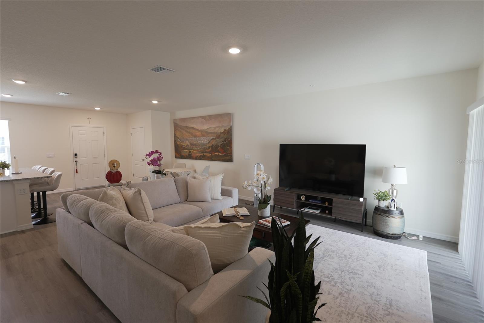 SOUTH MEWS/AVIAN POINTE - Residential Lease
