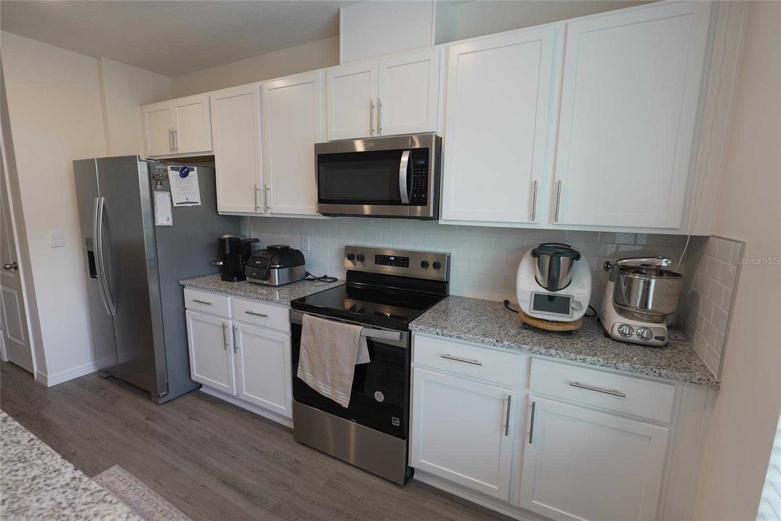 SOUTH MEWS/AVIAN POINTE - Residential Lease