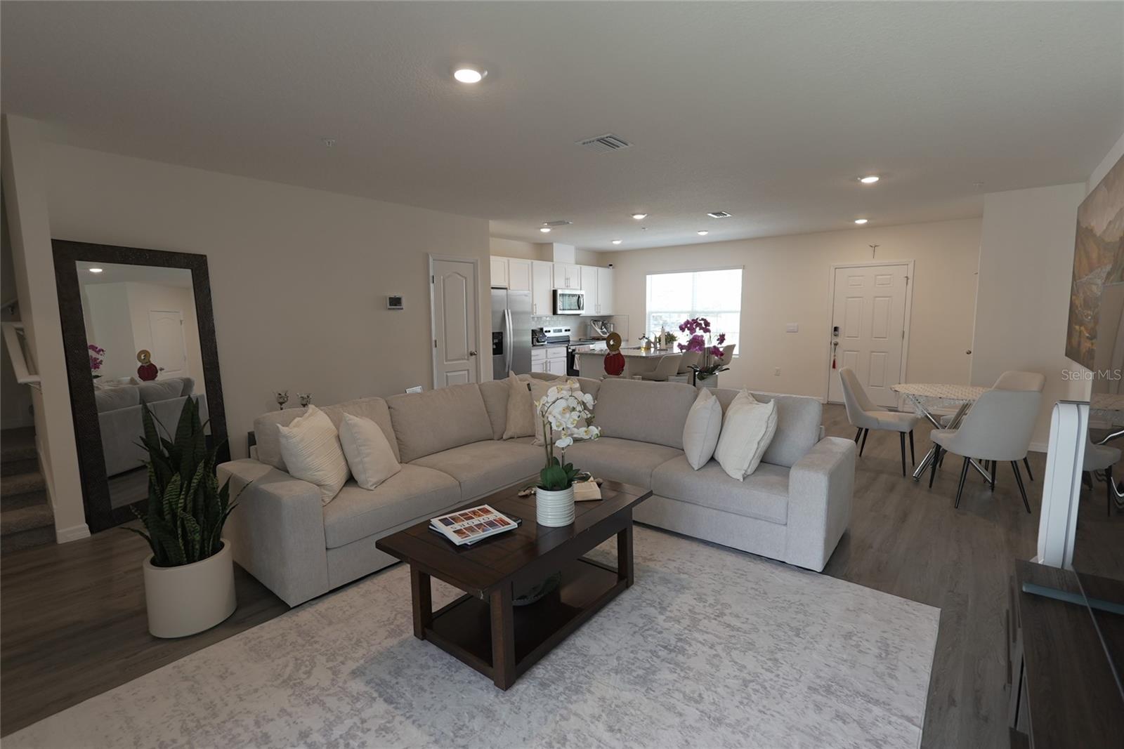 SOUTH MEWS/AVIAN POINTE - Residential Lease