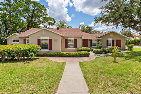 Photo of 604 N Sinclair Avenue, Tavares, FL 32778 (MLS # G5098803)
