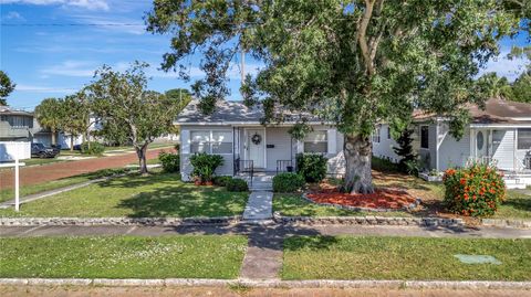 Photo of 4063 2nd Avenue S, St Petersburg, FL 33711 (MLS # TB8442122) Photo of 4063 2nd Avenue S, St Petersburg, FL 33711 (MLS # TB8442122)