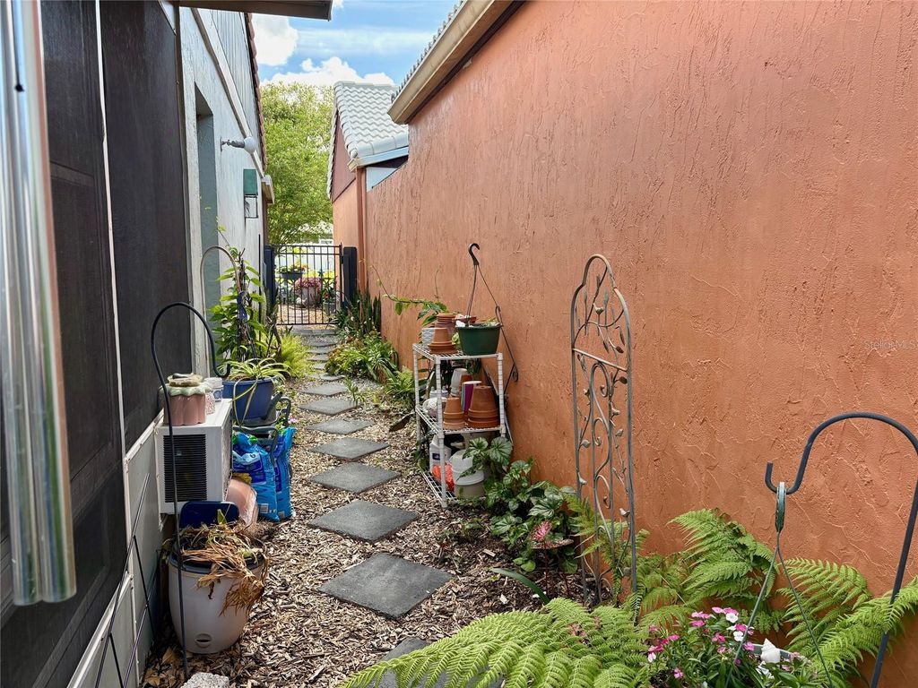 Photo of 277 Mariposa, Winter Haven, FL 33884 (MLS # L4961311)