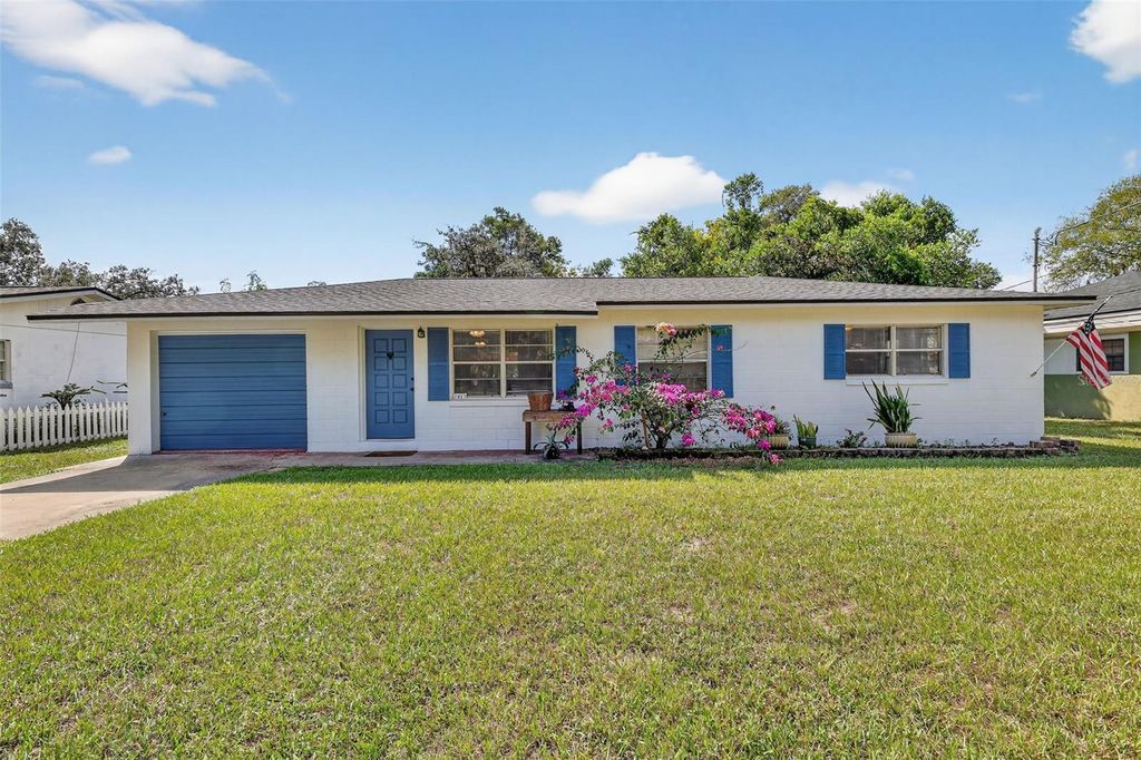 Photo of 2013 Vine Street, Leesburg, FL 34748 (MLS # G5102882)