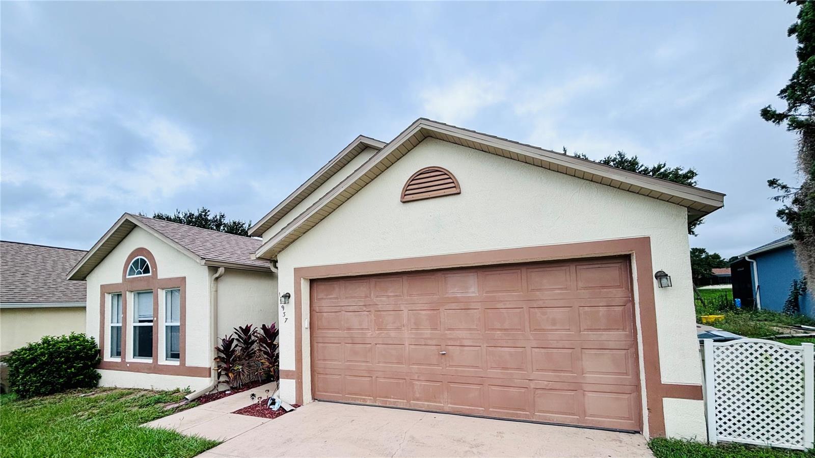 Charming 4 bedrooms 2 bathrooms for rent in the Clermont’s Four Corners area. Open floor plan, high ceiling, and no back neighbors. Primary bedroom has walk-in closet. This home has a 2 car garage in a quiet neighborhood, just off HWY 27. Five minutes drive to Walmart, shops, restaurants and library. Twenty minutes drive to Disney. Community offers a pool and a playground.
