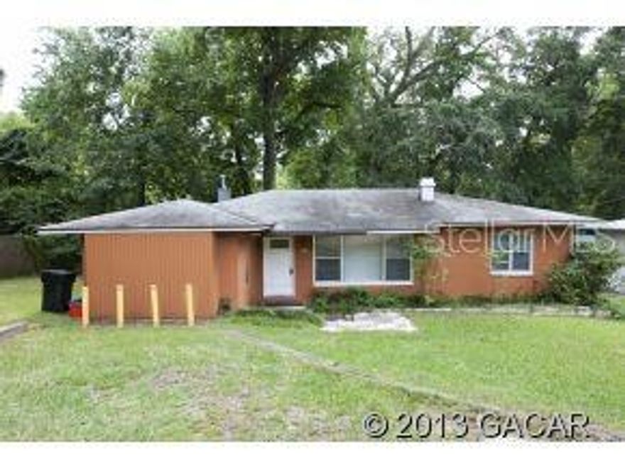 3BR/1BA Hibiscus Park Home, close to UF Law School, convenient to mid town shopping and dining and Publix, wood and vinyl flooring, washing machine and dryer connections