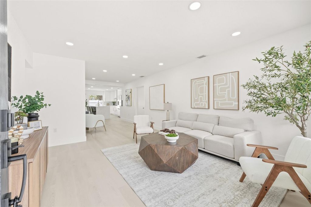 Photo of 4822 W Bay Court Avenue, Tampa, FL 33611 (MLS # TB8425310)