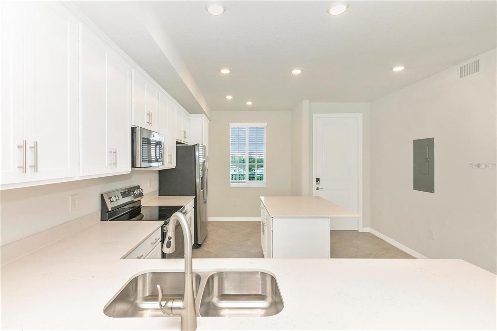 WELLEN PARK GOLF & COUNTRY CLUB - Residential Lease