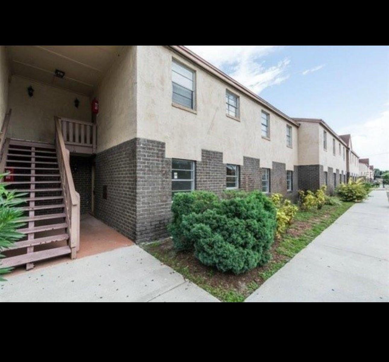 Condominium with three bedrooms and two bath located in Central Tampa. Close proximy to the interstate and businesses.