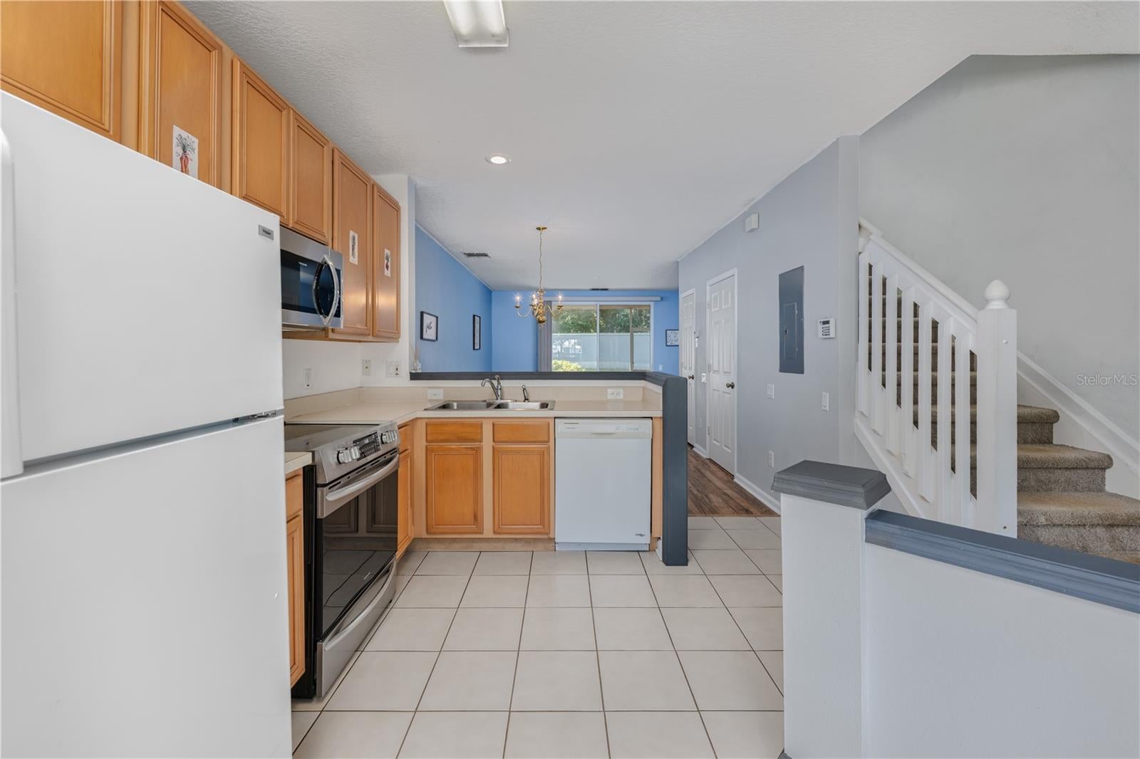 923 VINELAND PLACE