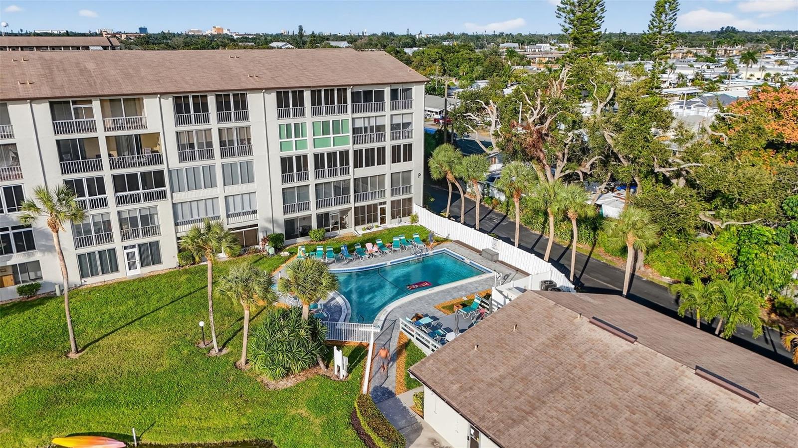 BAYSHORE ON THE LAKE APTS SEC 2 - Residential