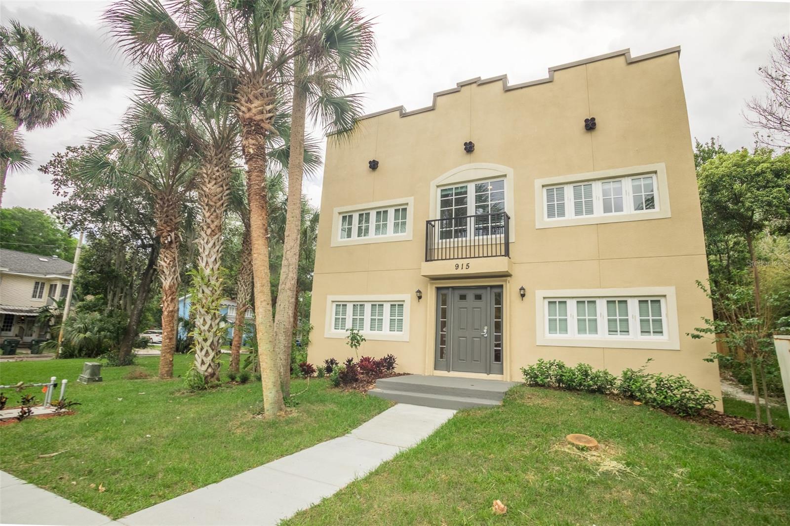 915 E PALMETTO STREET