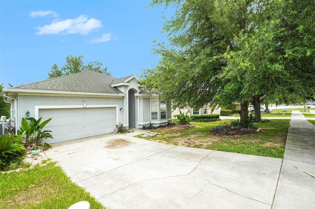 Photo of 37110 Highland Bluff Circle, Dade City, FL 33523 (MLS # TB8465352)