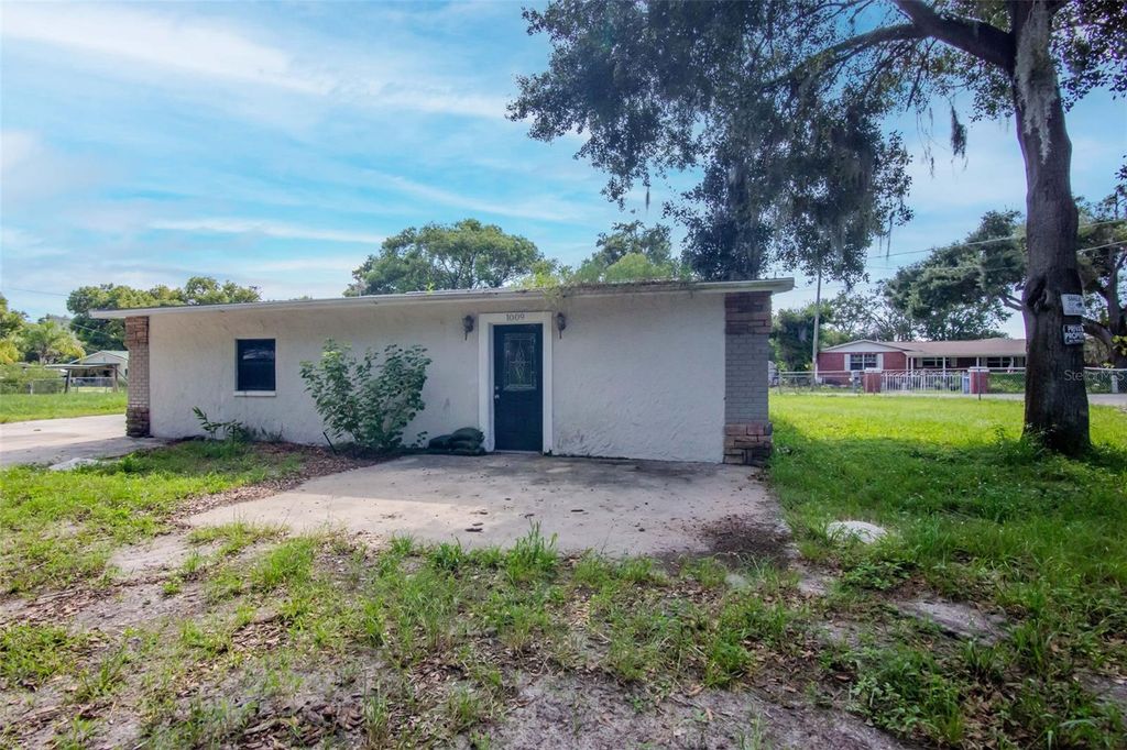 Photo of 1009 Mercer Loop, Plant City, FL 33567 (MLS # TB8421773)