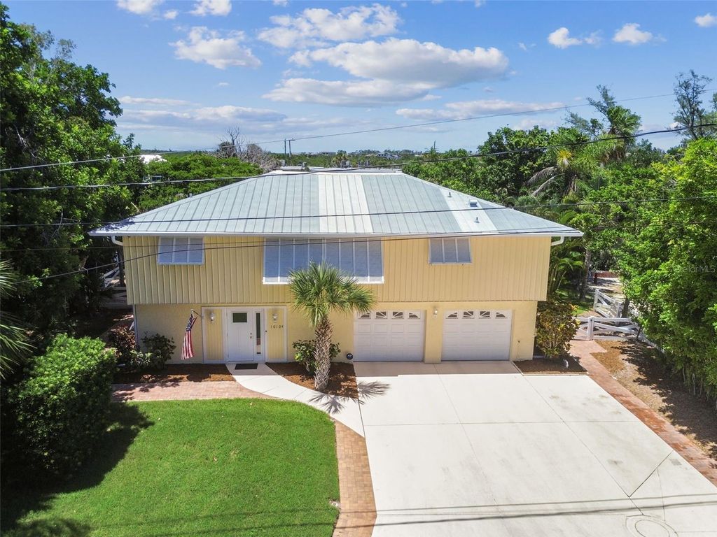 Photo of 10104 Sandpiper Road E, Bradenton, FL 34209 (MLS # A4654642)