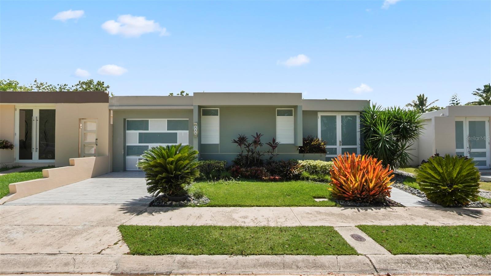 For rent: 4-bedroom, 2-bathroom property located in Los Colobos Park in Carolina. Features a large backyard ideal for family enjoyment. Privileged location near Los Colobos, Plaza Carolina, and the Canóvanas outlets, as well as restaurants, hospitals, schools, and more. Only 25 minutes from Luis Muñoz MarÃn International Airport. Includes HOA fee. Rented unfurnished and completely vacant. Call for more information and to schedule a showing.