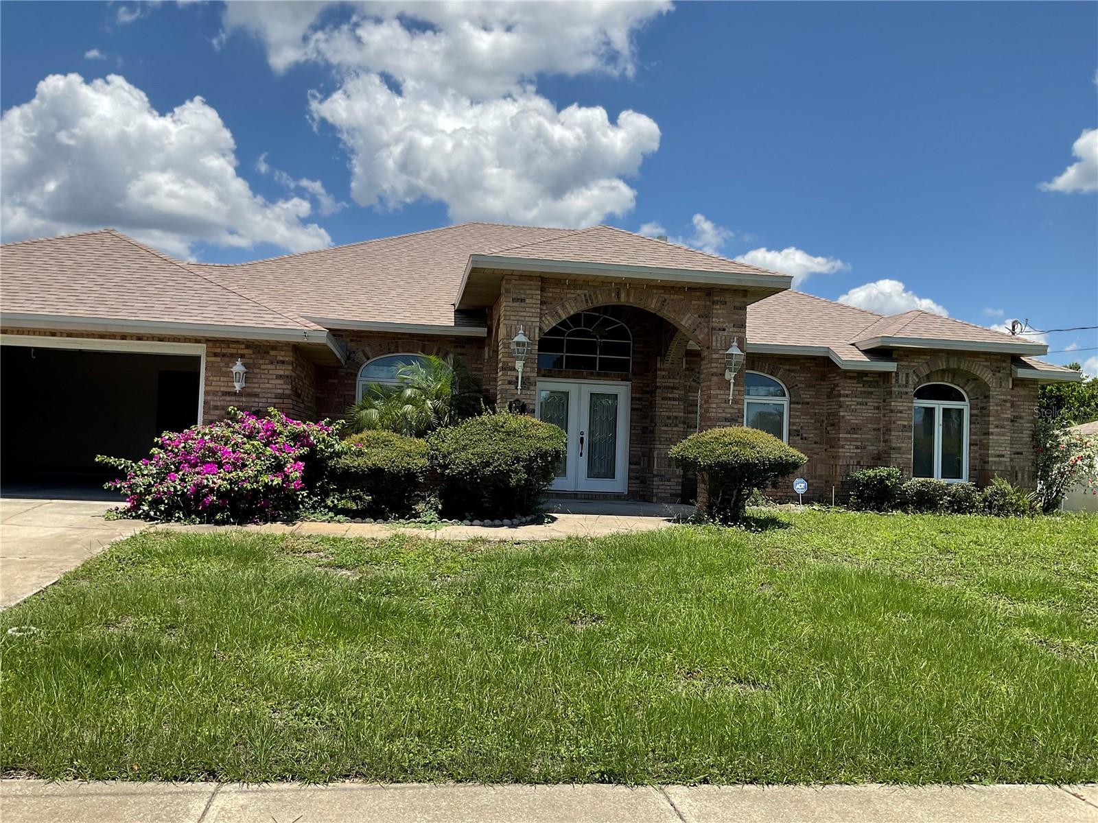 ABSOLUTLEY BEAUTIFUL HOME !!! Nice tile through main areas, Bedrooms are all carpeted, Wet Bar Big glass enclosed room , two car garage with some storage. Huge primary Bedroom and giant primary Bath with seperate shower, commode, and jacuzi style tub
Recently painted inside.
Sprinkler system on well upgraded