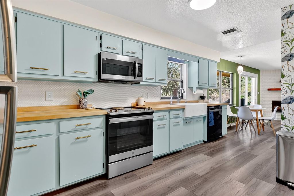 Photo of 3701 Genova Court, Oviedo, FL 32765 (MLS # O6358005)