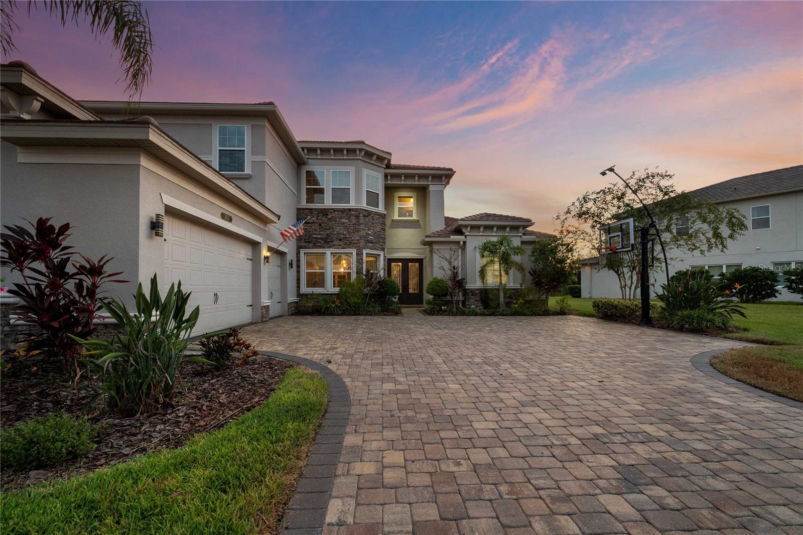2611 COCO PALM CIRCLE