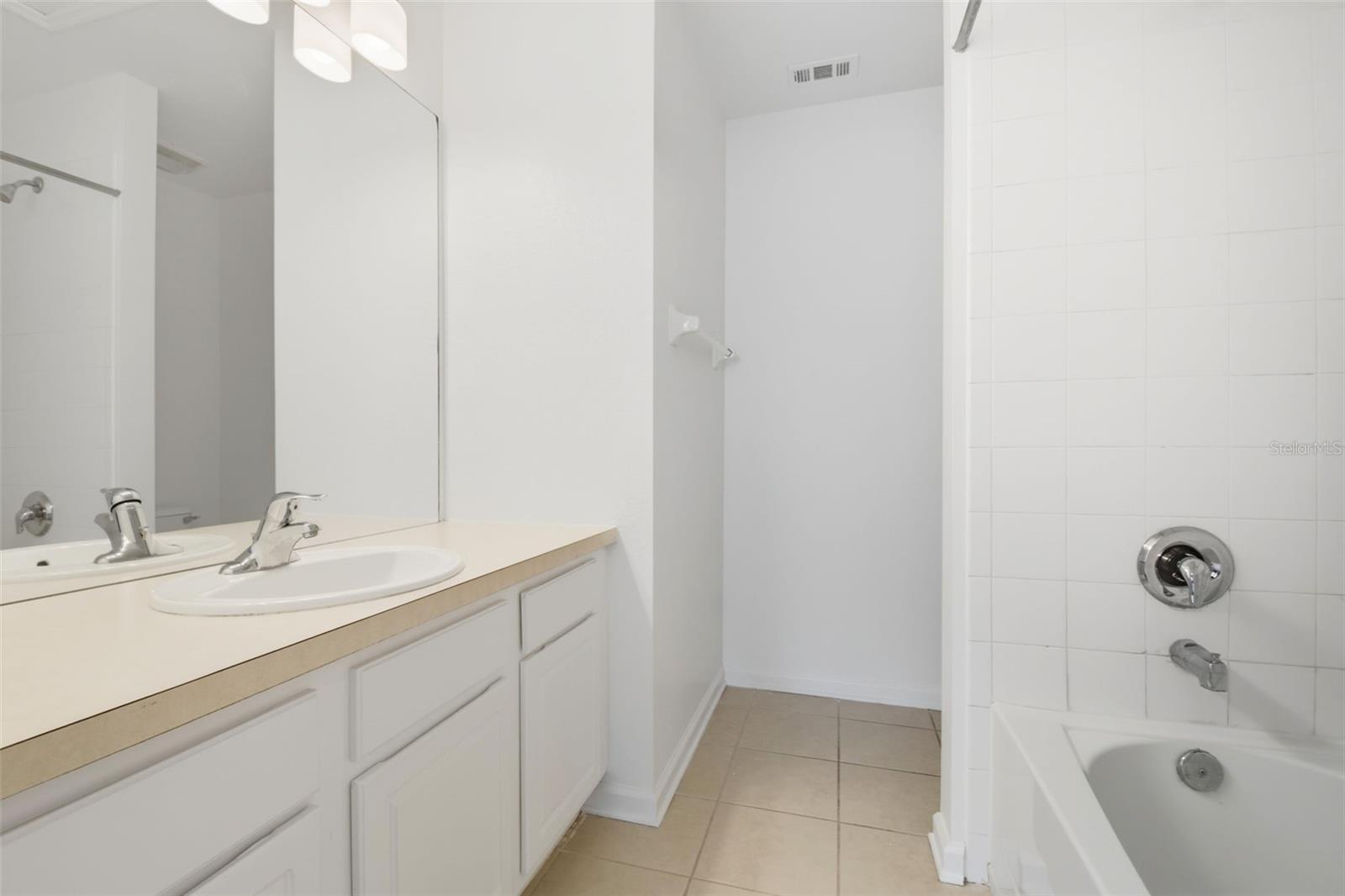 REGENCY OAKS UNIT ONE - Residential Lease