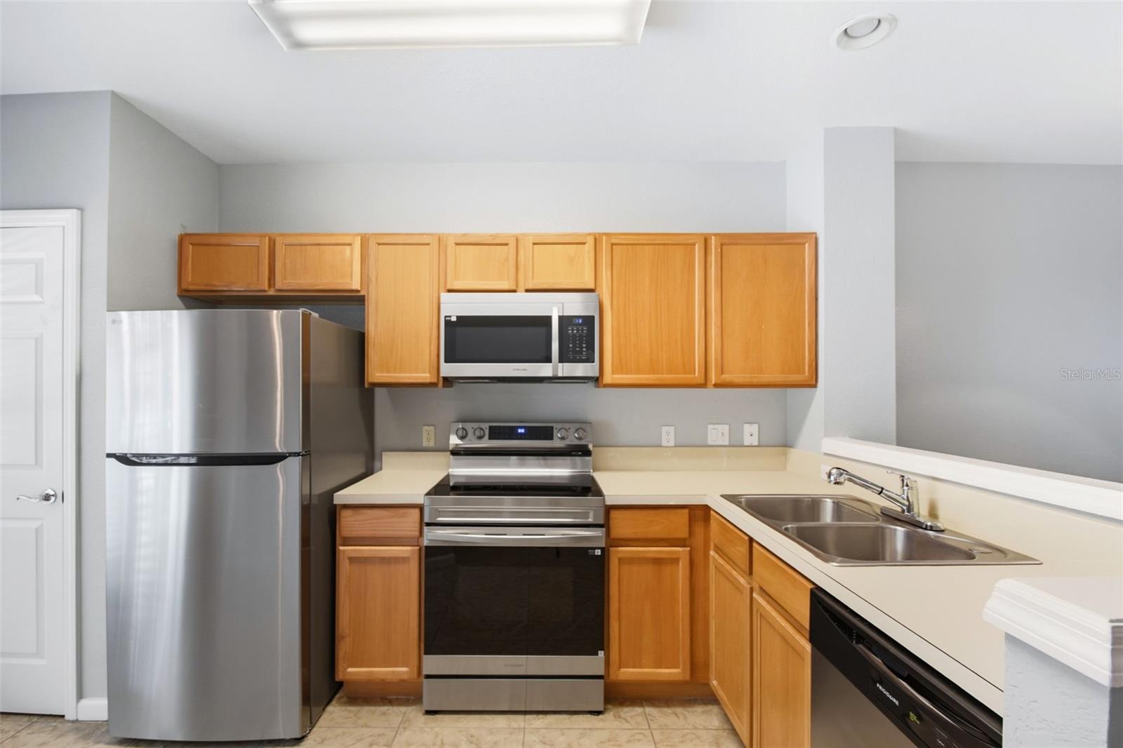 REGENCY OAKS UNIT ONE - Residential Lease