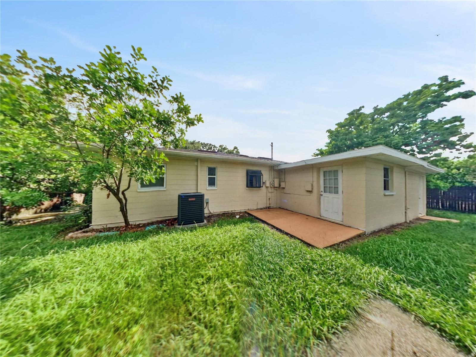 ROBERTSONS R E - Residential Lease