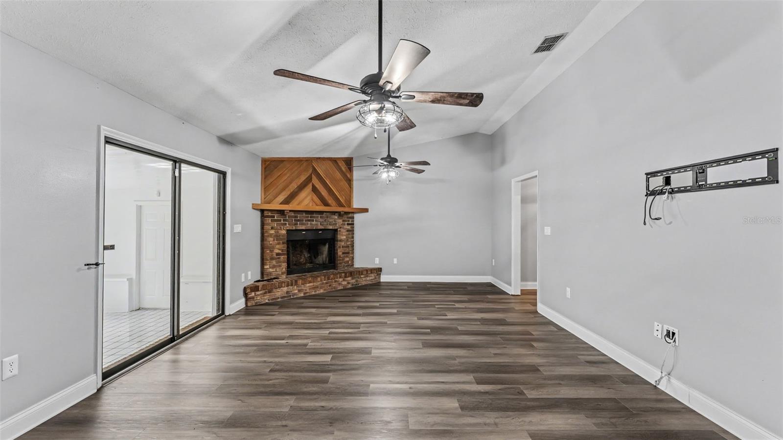 5195 OAKWOOD TRAIL