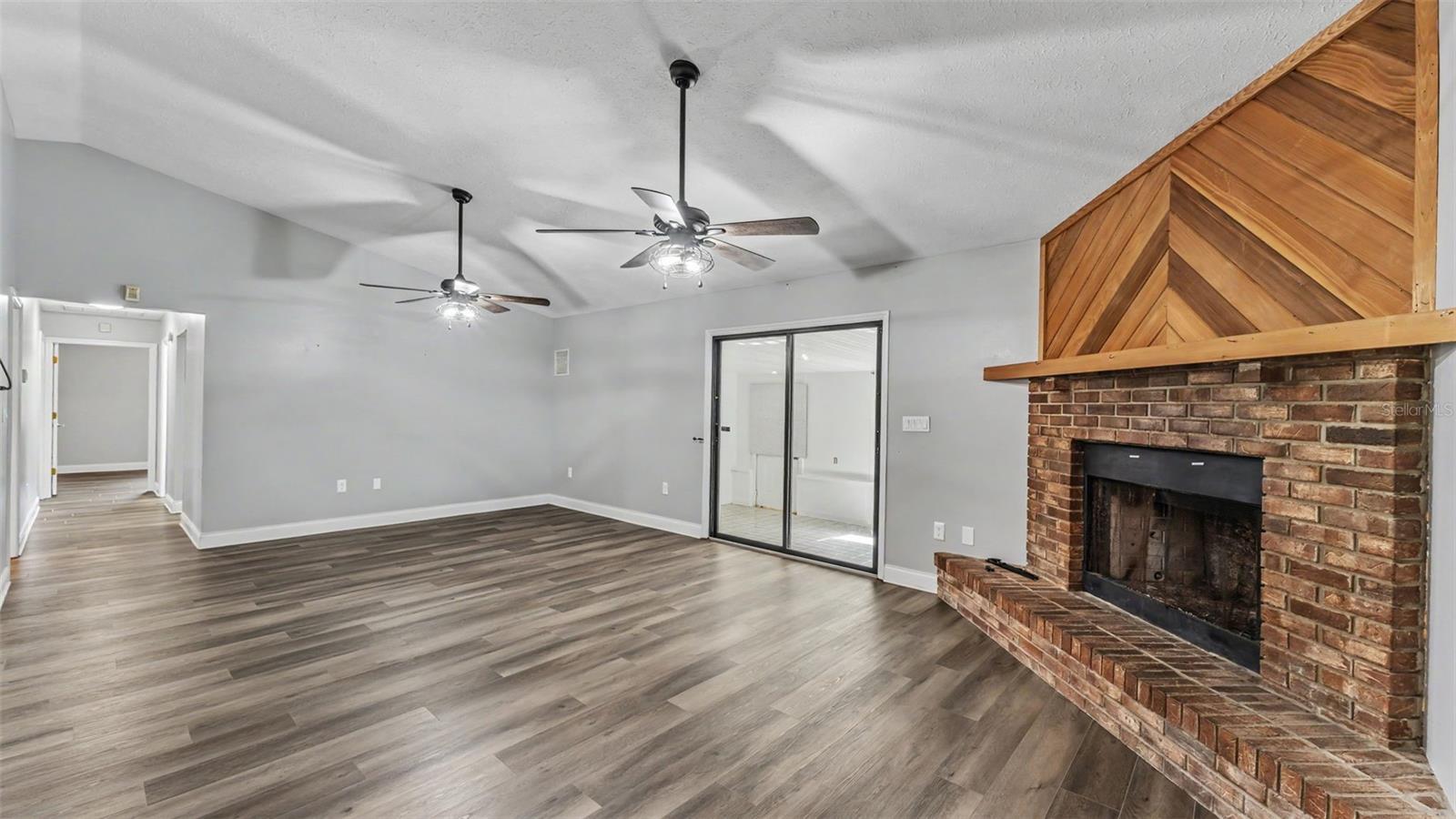 5195 OAKWOOD TRAIL