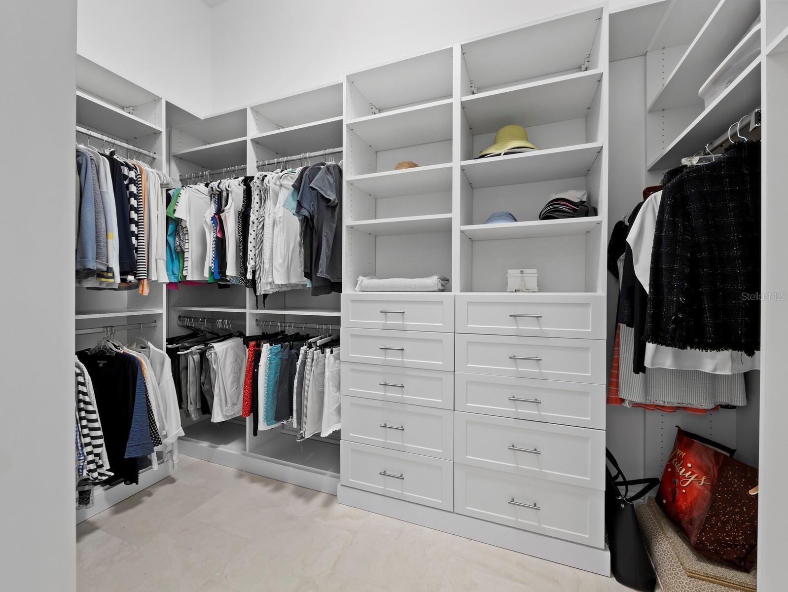 FOUNDERS CLUB - Residential