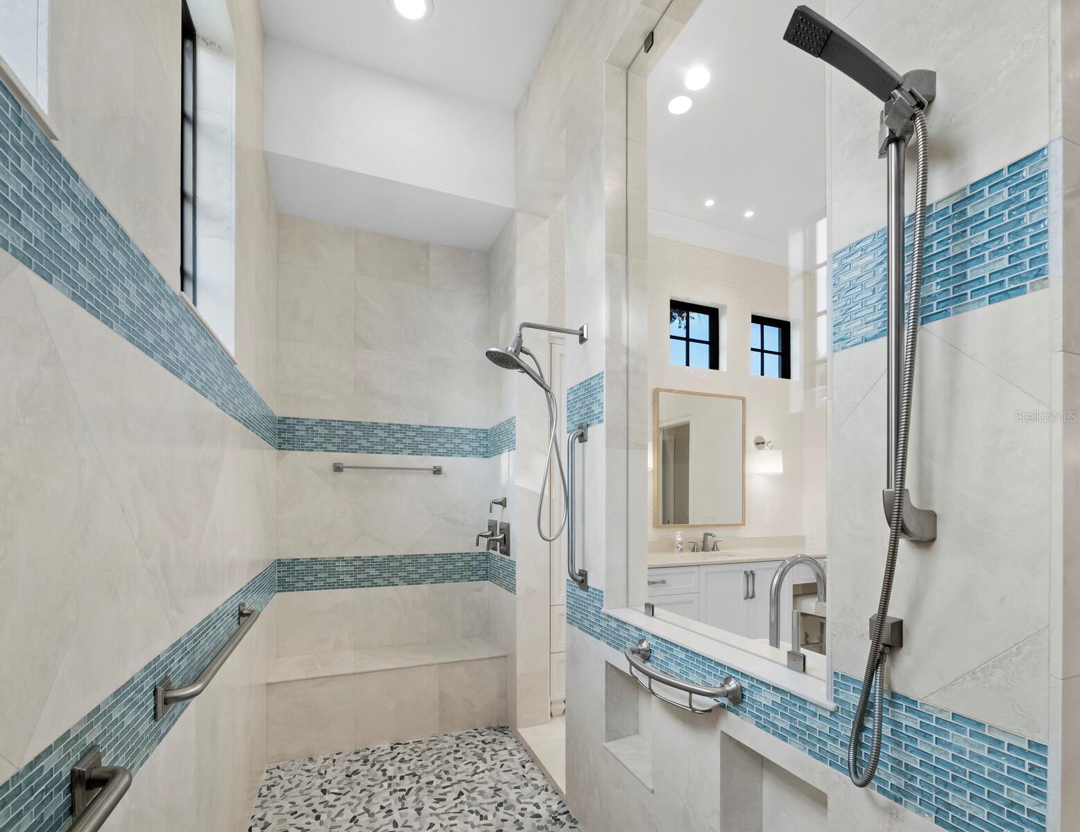 FOUNDERS CLUB - Residential