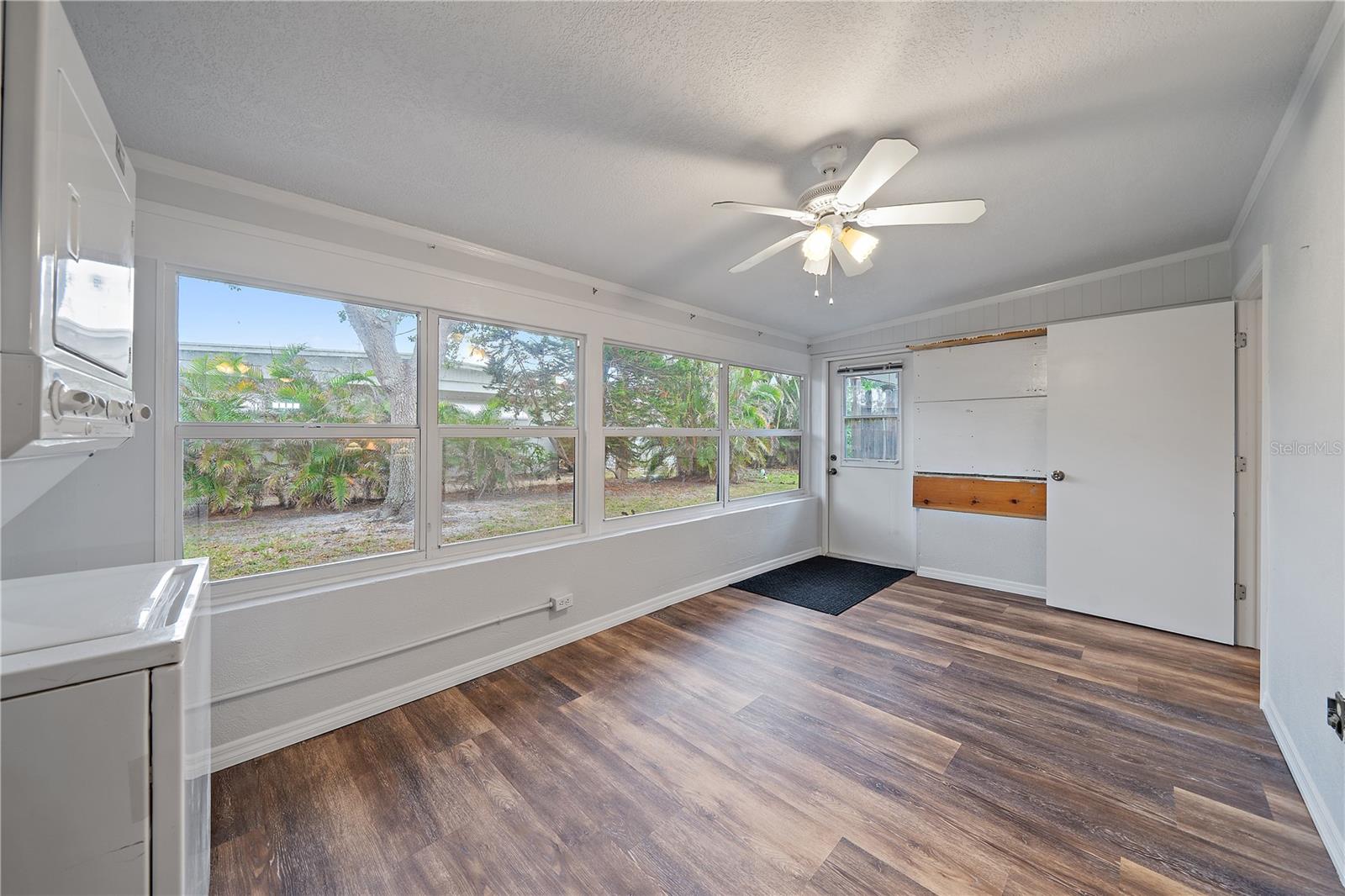 VENICE GARDENS TOWNEPARK - Residential