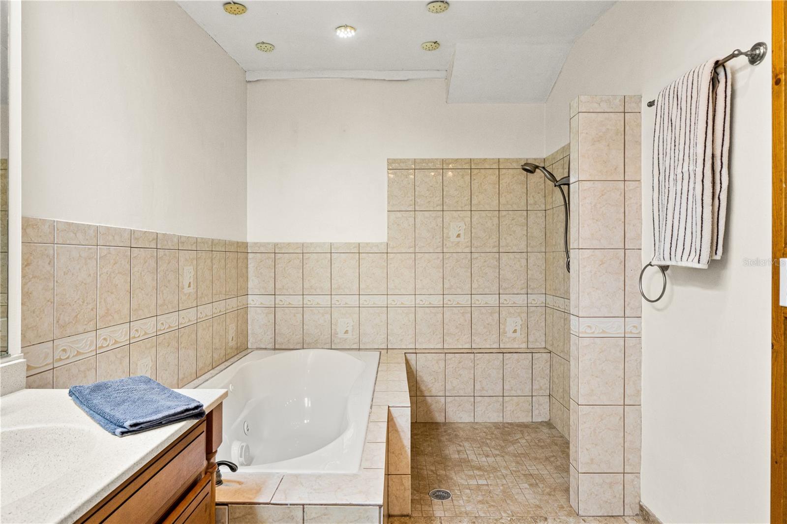 LAKEWOOD ESTATES SEC C - Residential