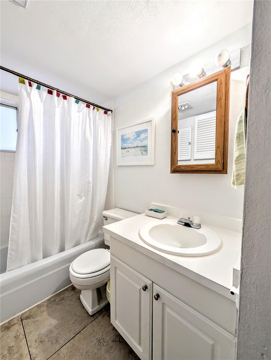 BAYSHORE GARDENS APTS 5 - Residential Lease