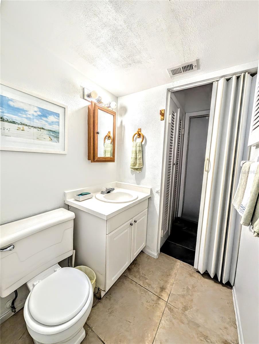 BAYSHORE GARDENS APTS 5 - Residential Lease