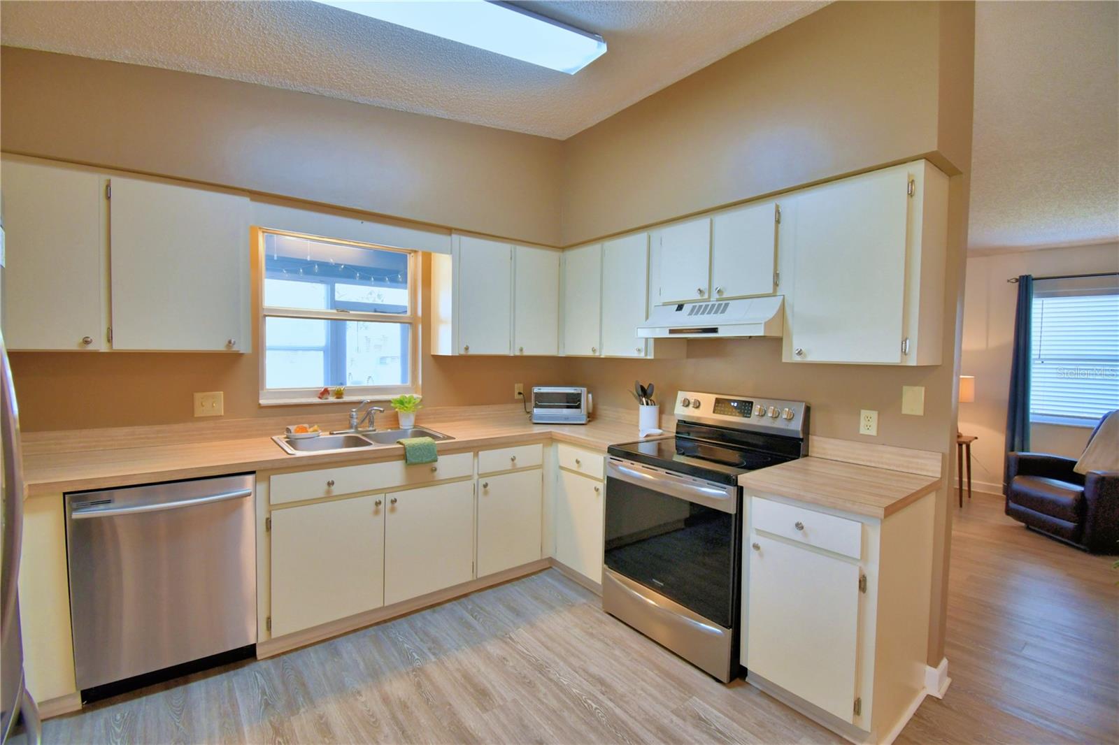 COLONNADES PH 01 - Residential