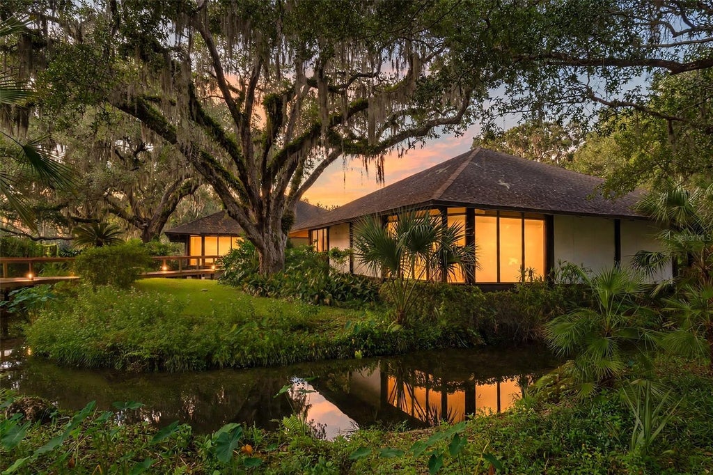 Photo of 1255 N Vantage Point Drive, Crystal River, FL 34429 (MLS # OM733013)