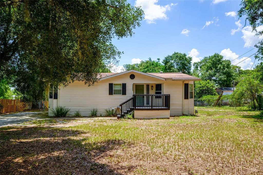 Photo of 12801 Cliffside Place, Thonotosassa, FL 33592 (MLS # TB8524870)