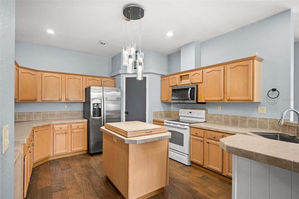 Photo of 12801 Cliffside Place, Thonotosassa, FL 33592 (MLS # TB8524870)