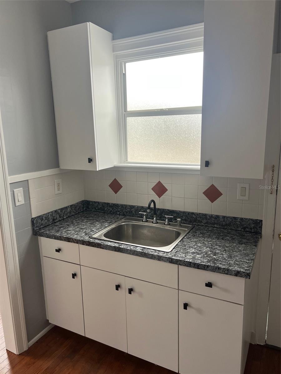 MIDWAY - Commercial Lease